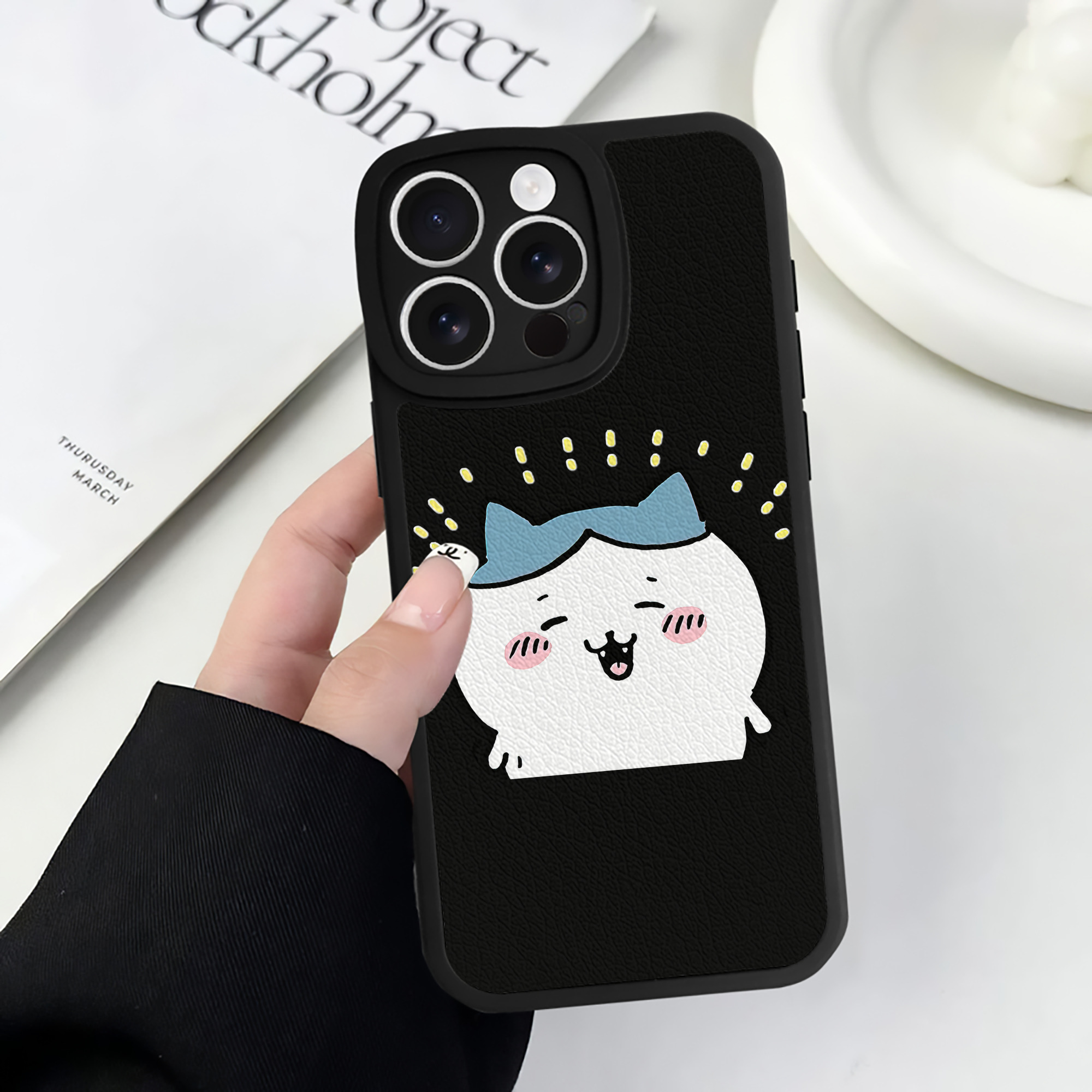 （画像用） ちいかわ ハチワレ Chii-kawa hachiware 【iPhone 16シリーズ対応】シリコンスマホケース（レザー調） 材質：シリコン
